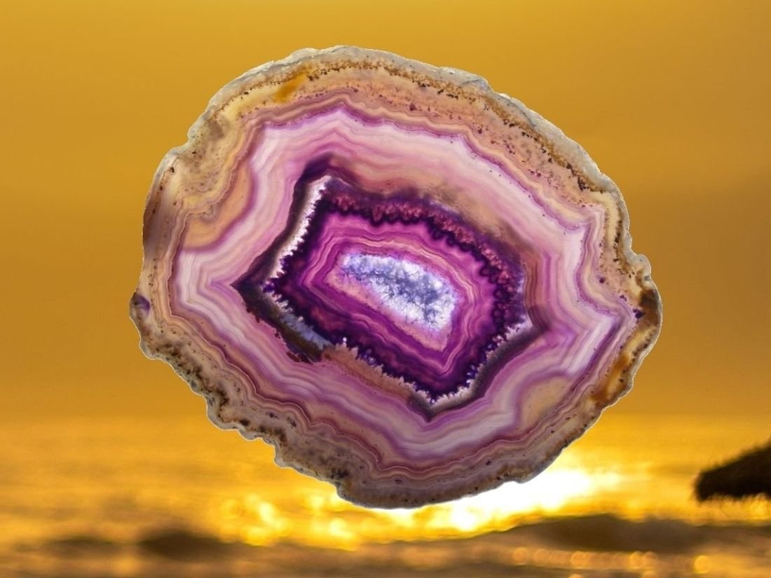 Prírodný minerál achát - surový kameň a šperky