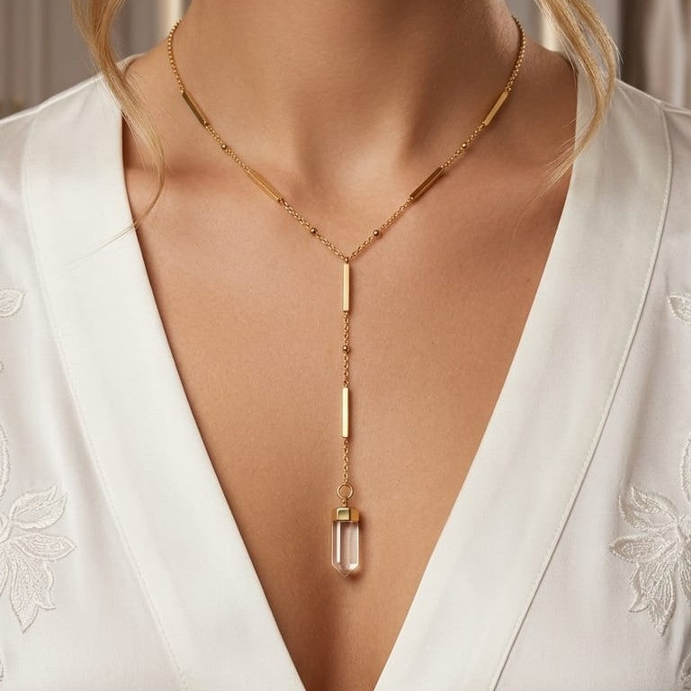 Kette mit einem Anhänger aus natürlichem Mineral (Kristall)