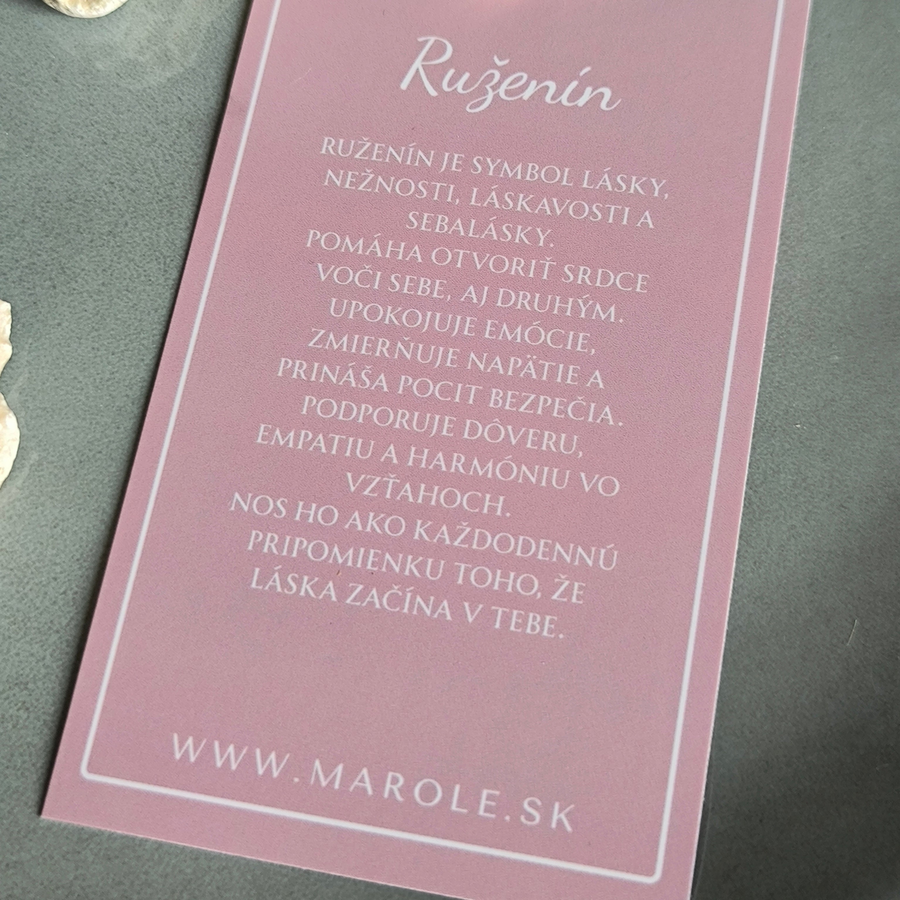 Retiazka s príveskom z prírodného minerálu (Ruženín)