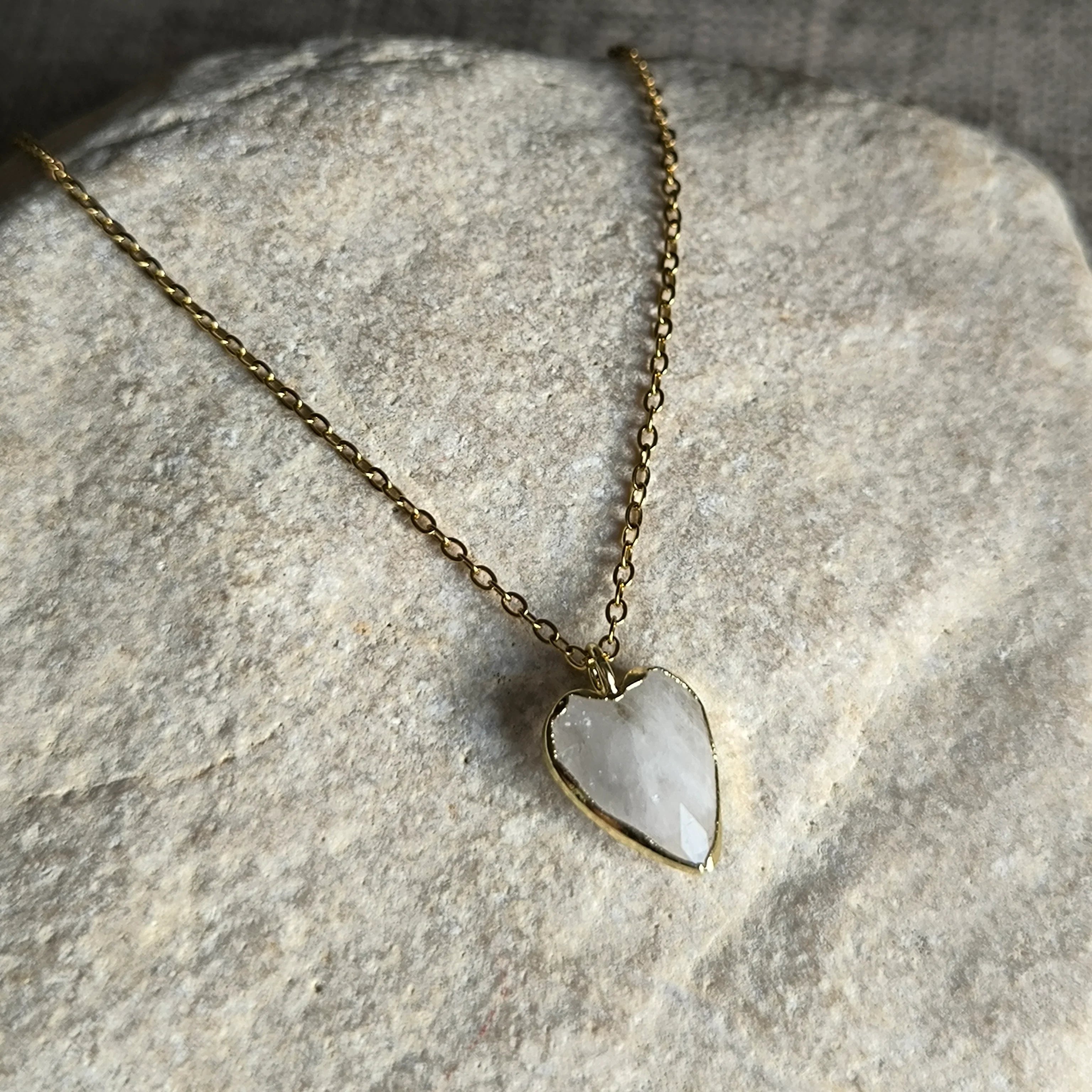 Chain with pendant made of natural mineral (Crystal) - Marole