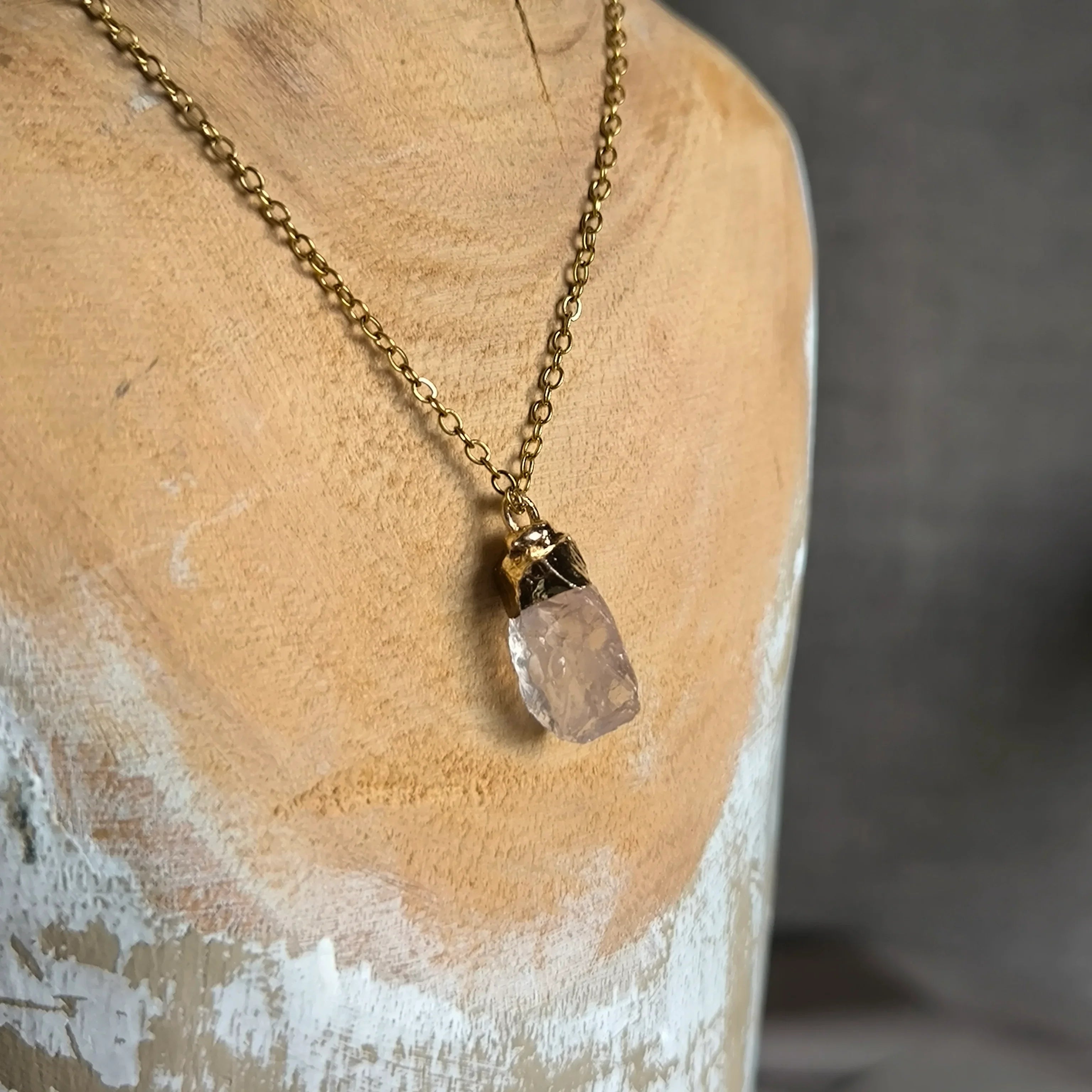 Chain with pendant made of natural mineral (Crystal) - Marole