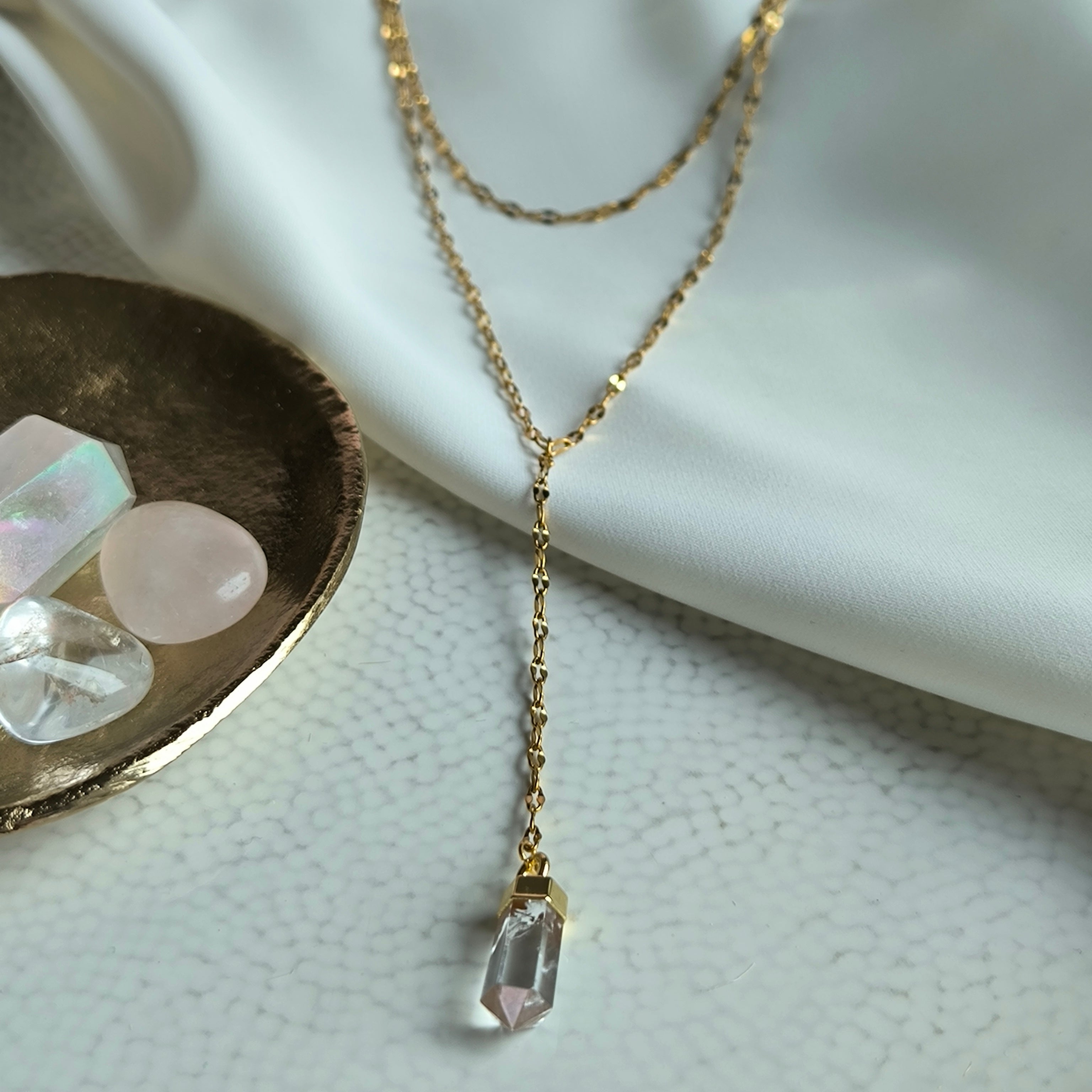 Doppelkette mit einem Anhänger aus natürlichem Mineral (Kristall)