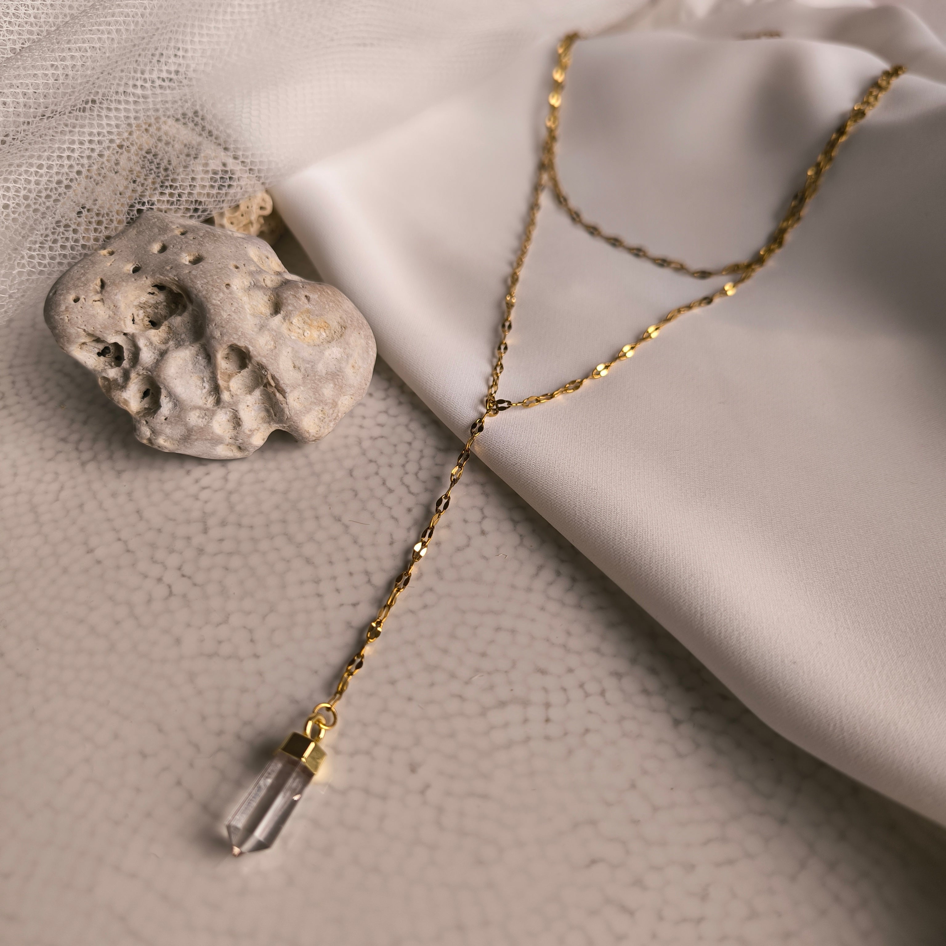 Doppelkette mit einem Anhänger aus natürlichem Mineral (Kristall)