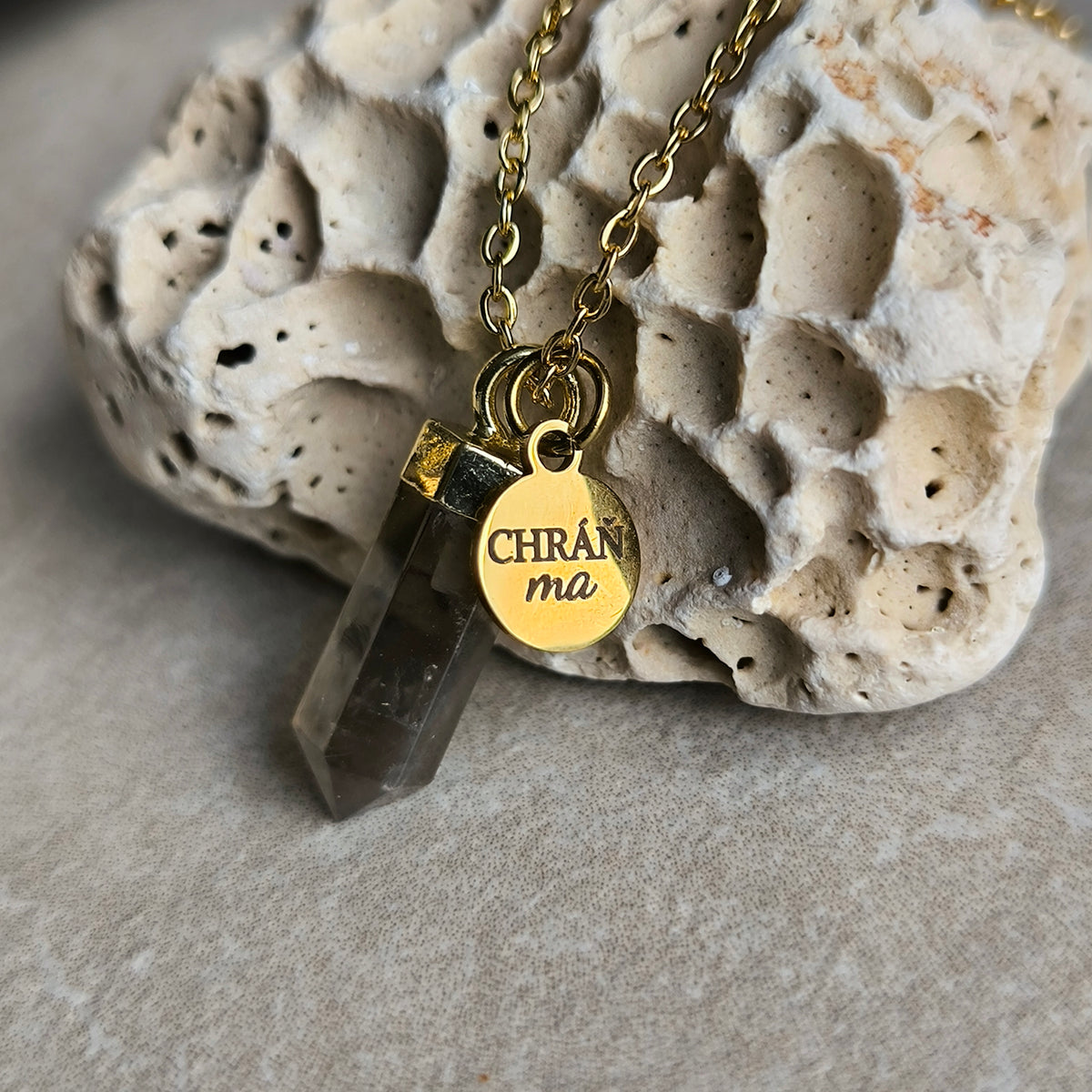 Retiazka s príveskom z prírodného minerálu (Dymový krištáľ / Záhneda) a medailónikom „CHRÁŇ MA“