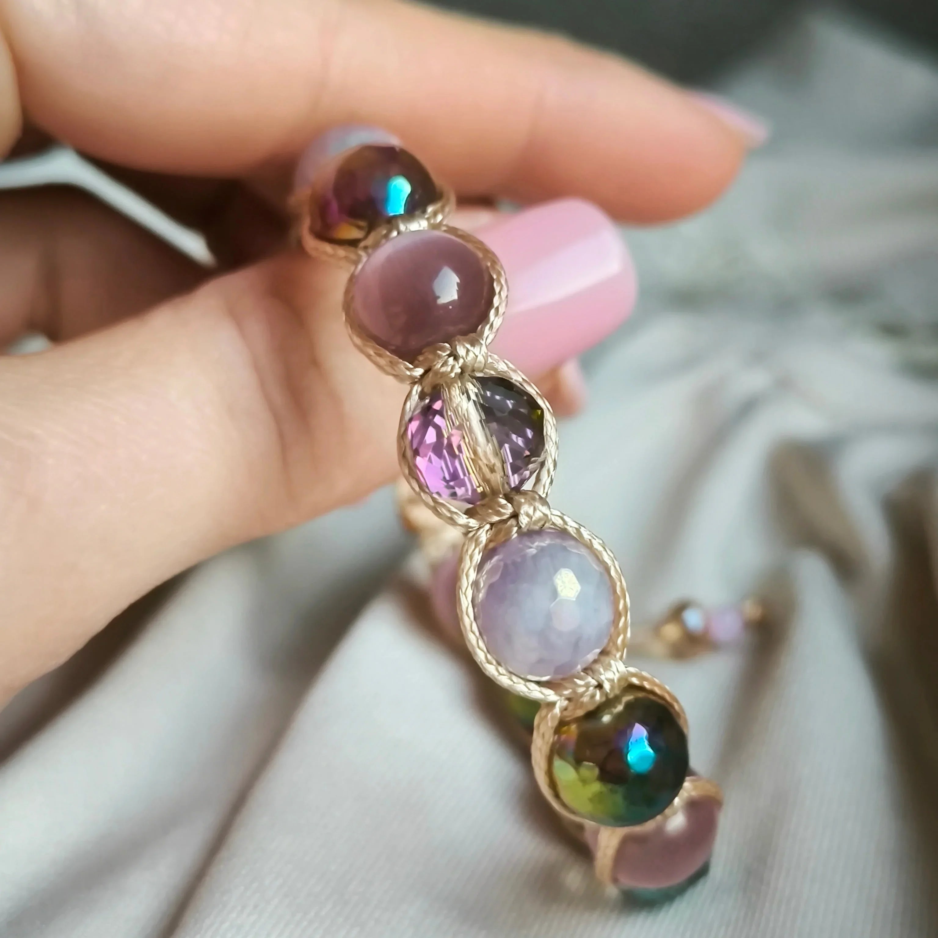 Pflaumenfarbenes Mineralienarmband (Katzenauge, Achat, Jadeit) – Marole