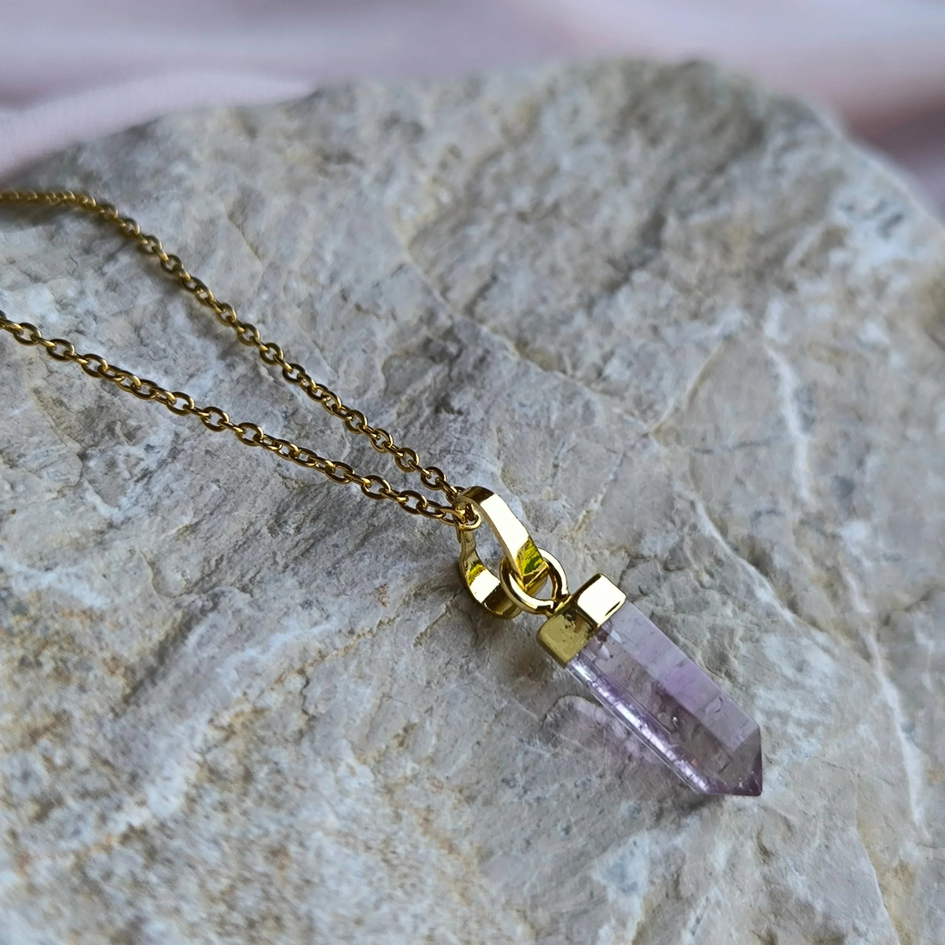Kette mit Anhänger aus natürlichem Mineral (Amethyst) - Marole