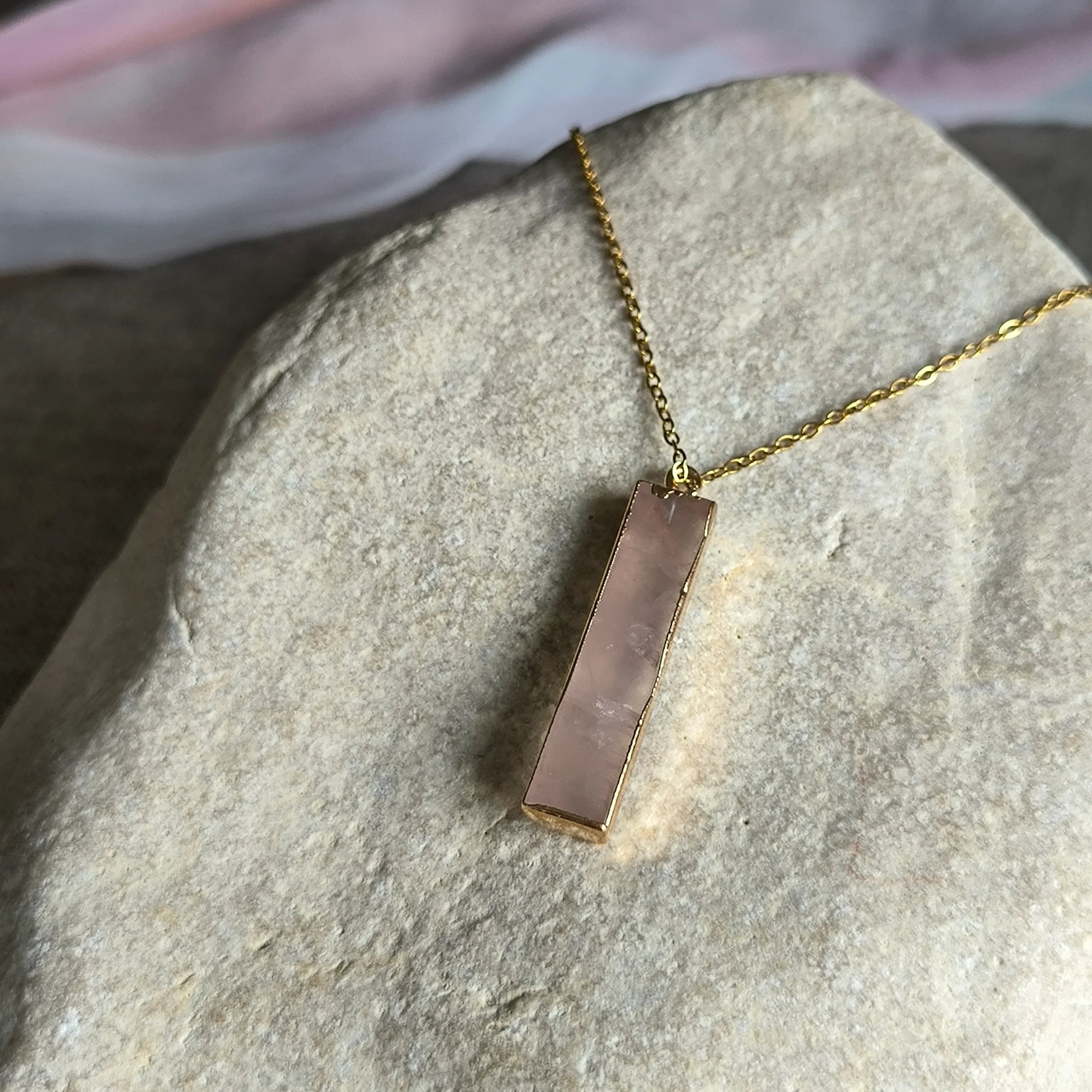 Kette mit Anhänger aus natürlichem Mineral (Rosenquarz) - Marole