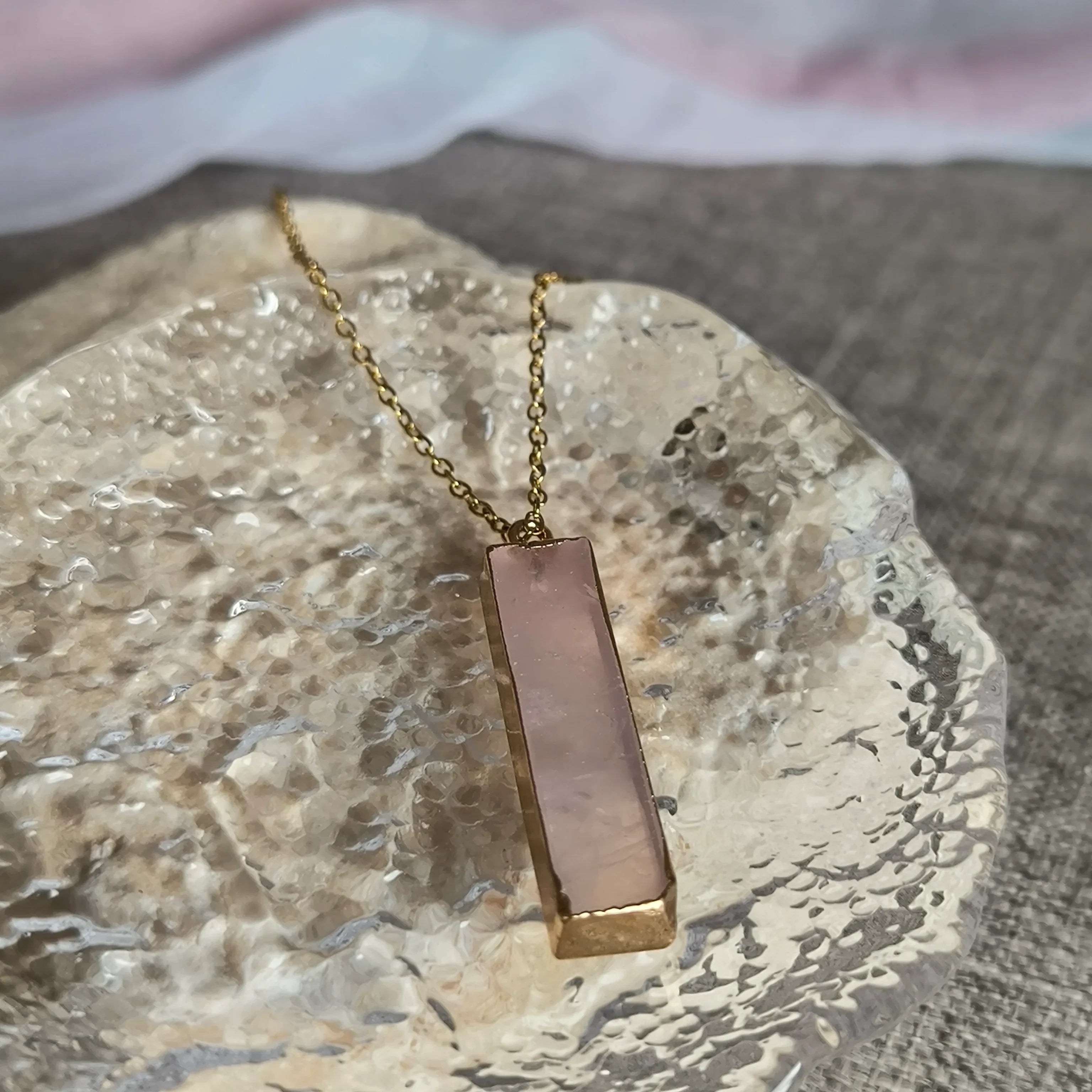 Kette mit Anhänger aus natürlichem Mineral (Rosenquarz) - Marole