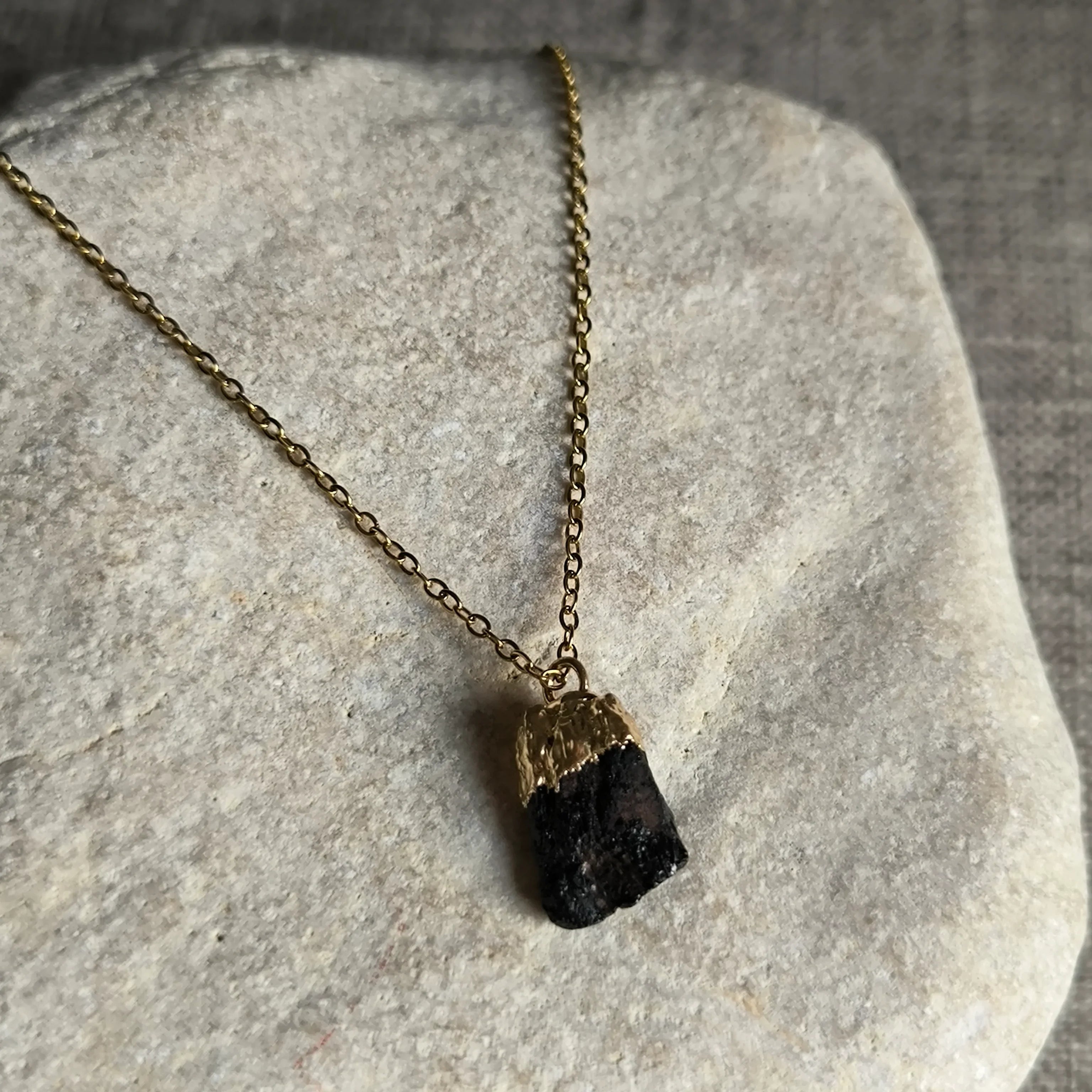 Kette mit Anhänger aus natürlichem Mineral (Turmalin) - Marole