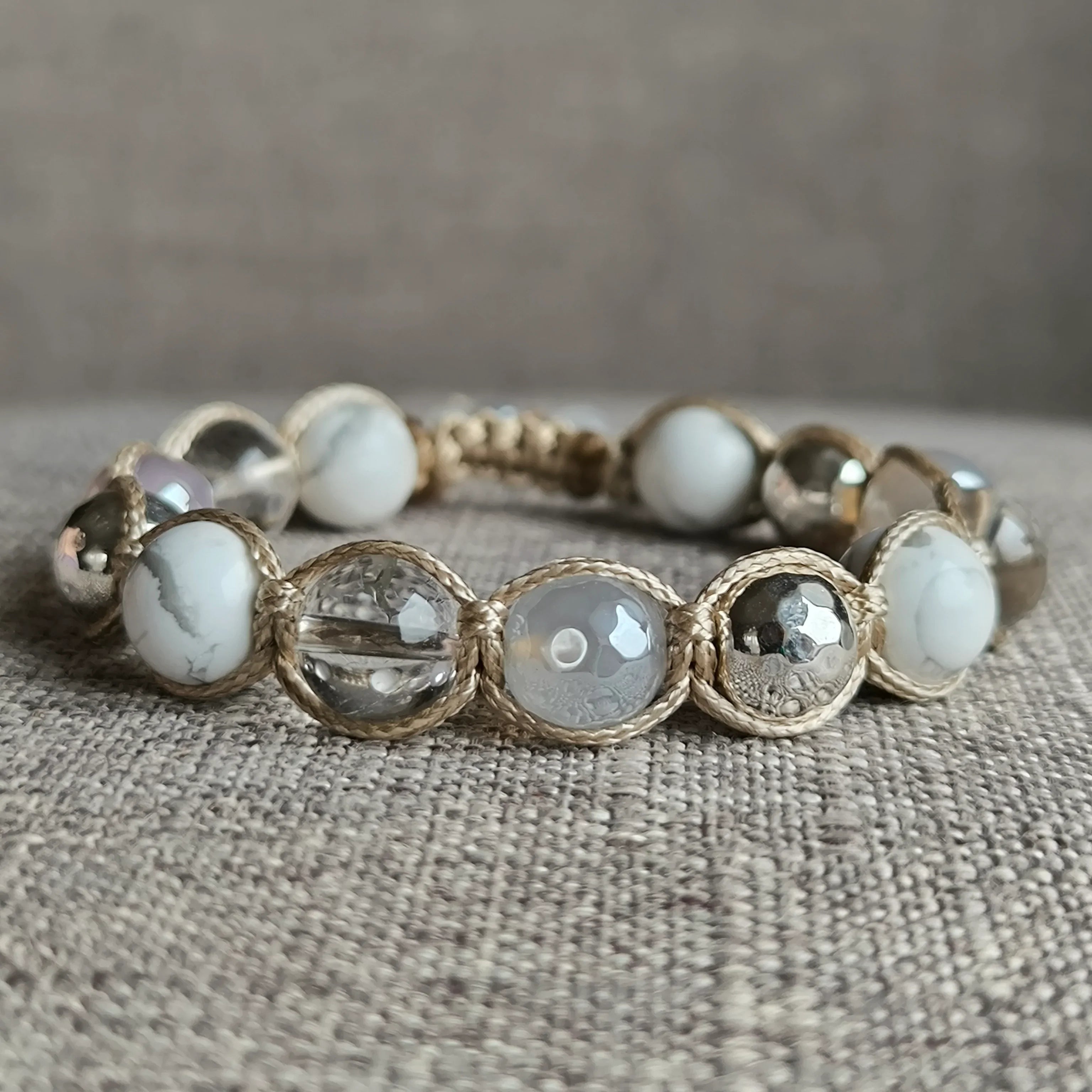 Biała cisza - Bransoletka mineralna (hematyt, agat, howlit, kryształ) - Marole