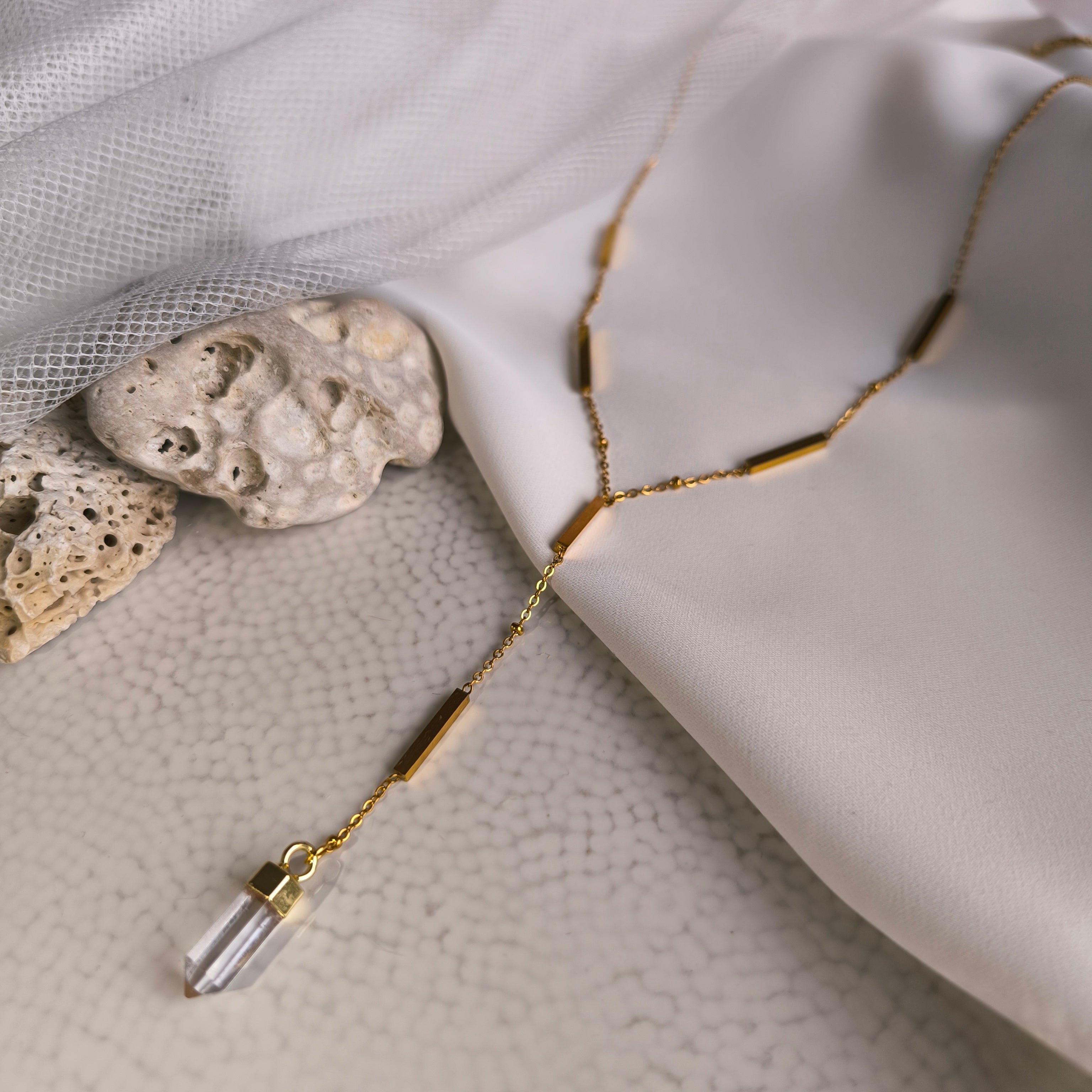 Kette mit einem Anhänger aus natürlichem Mineral (Kristall)