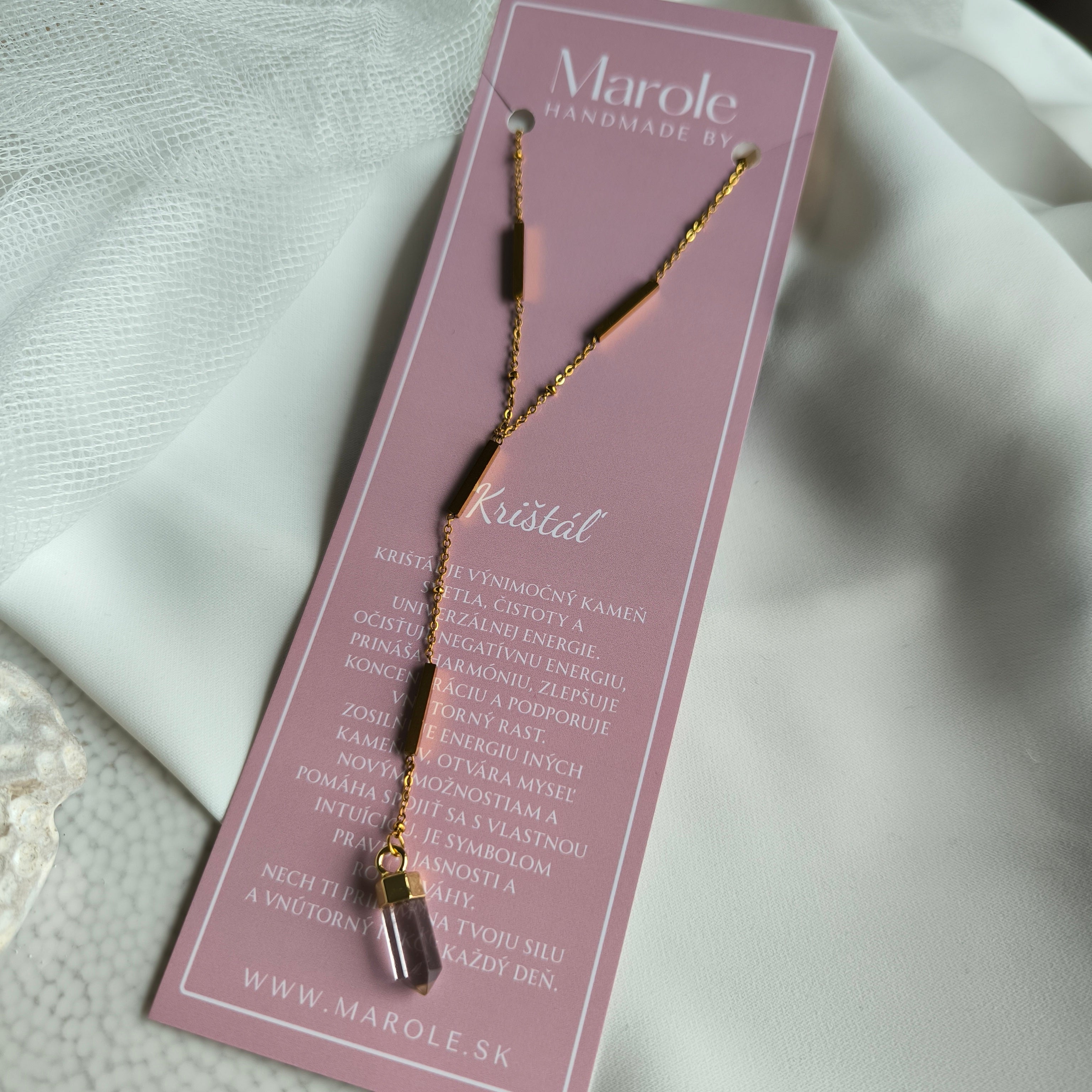 Kette mit einem Anhänger aus natürlichem Mineral (Kristall)