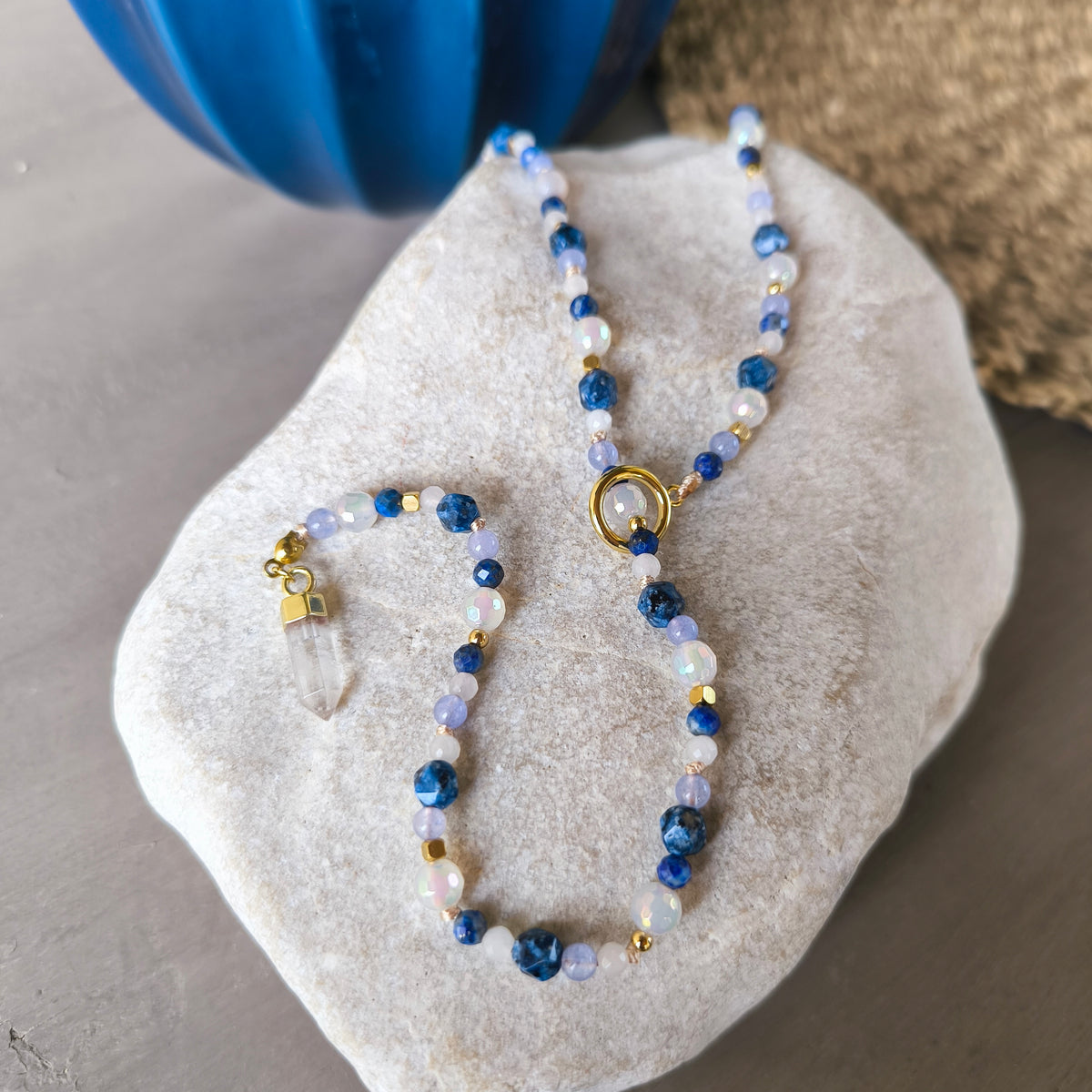Ručne viazaný náhrdelník s príveskom z minerálov (Krištáľ, Ruženín, Achát, Lapis Lazuli, Akvamarín)