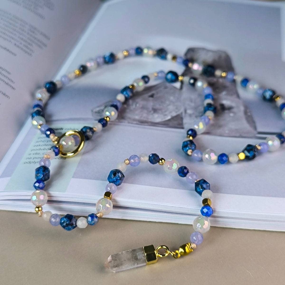 Ručne viazaný náhrdelník s príveskom z minerálov (Krištáľ, Ruženín, Achát, Lapis Lazuli, Akvamarín)