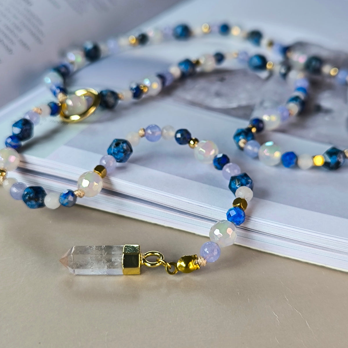 Ručne viazaný náhrdelník s príveskom z minerálov (Krištáľ, Ruženín, Achát, Lapis Lazuli, Akvamarín)