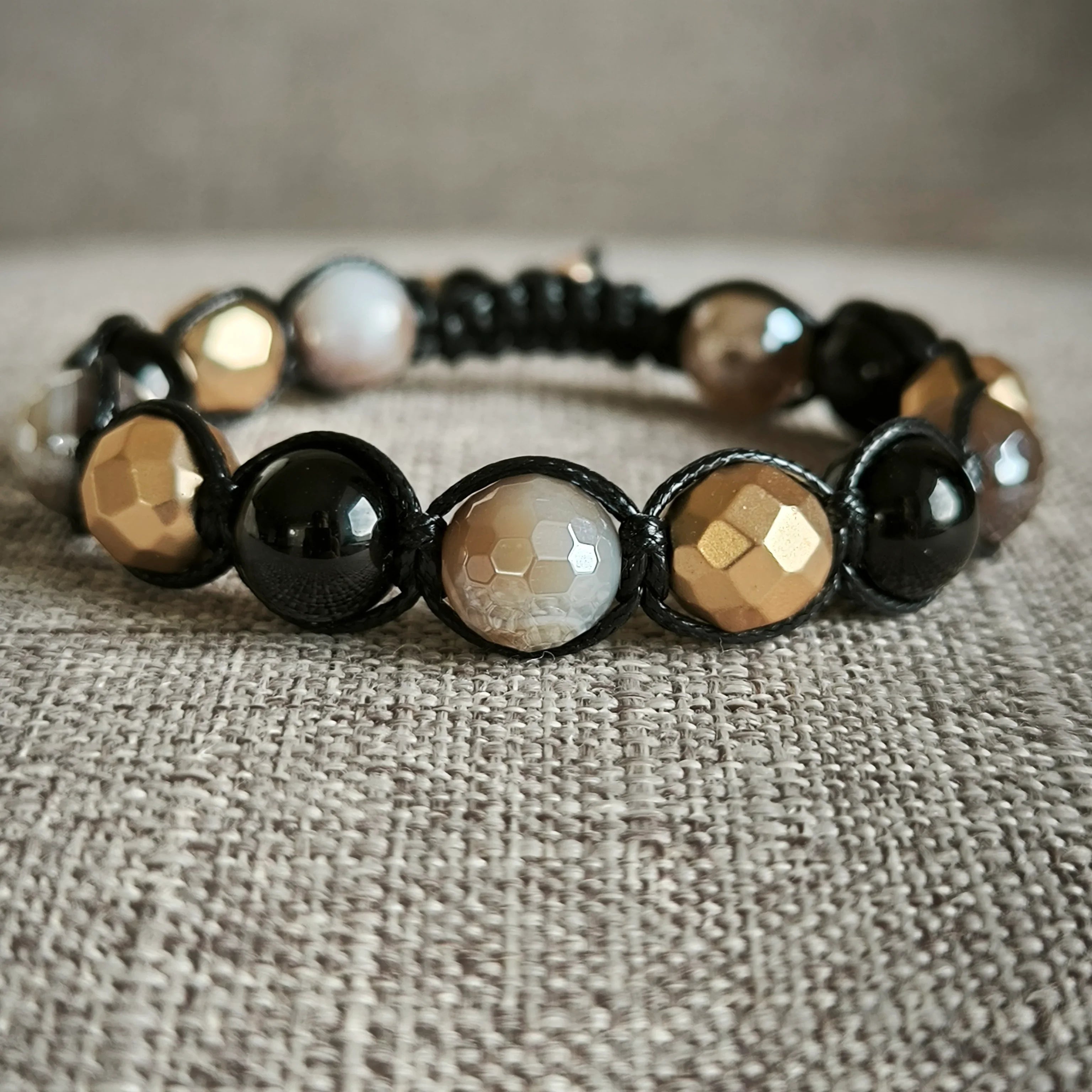 Goldene Nacht – Mineralienarmband (Turmalin, Hämatit, Achat) – Marole