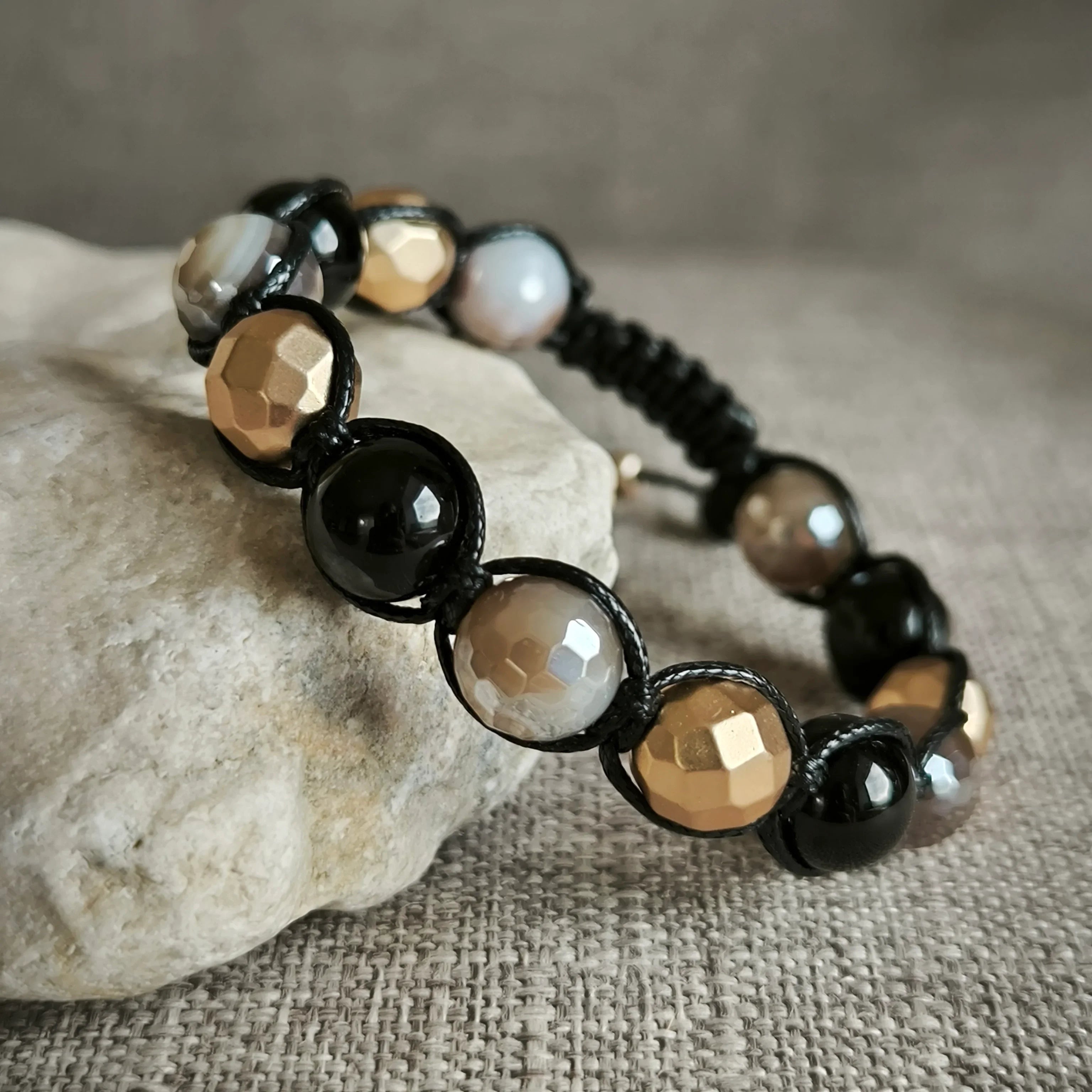 Goldene Nacht – Mineralienarmband (Turmalin, Hämatit, Achat) – Marole